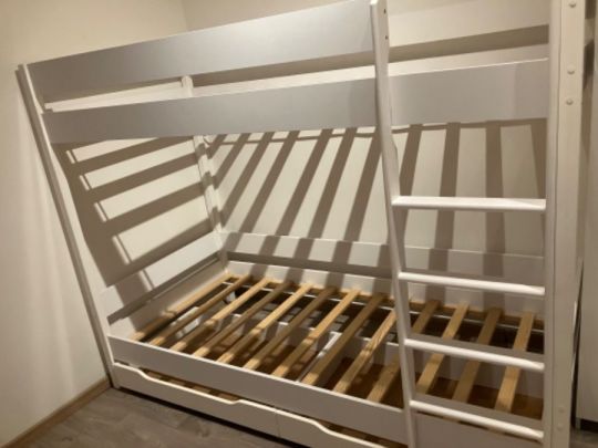 Emeletes ágy 90x200 fehér, + 2 ágyrács + tároló