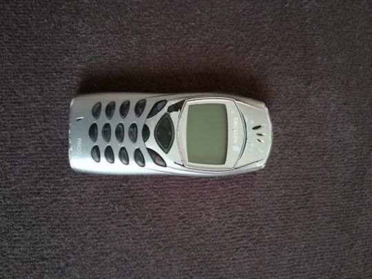 Ericsson r600 telefonok  ,akku nincs. nincs tesztelve.