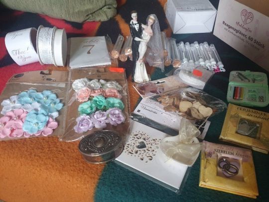 Esküvői kellékek +díszítések +buborékfújó+gyűrűtartók -új