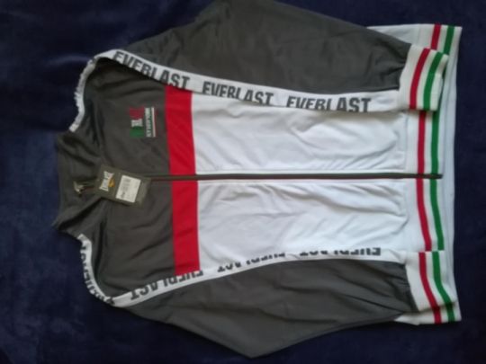 Everlast új eredeti pulóver eladó m-es méretben.Hossz: 68 cm (vál