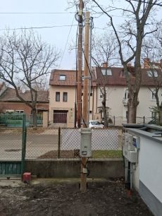 Fa villanyoszlop ideiglenes mérő telepítéséhez eladó.