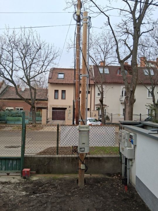 Fa villanyoszlop ideiglenes mérő telepítéséhez eladó.