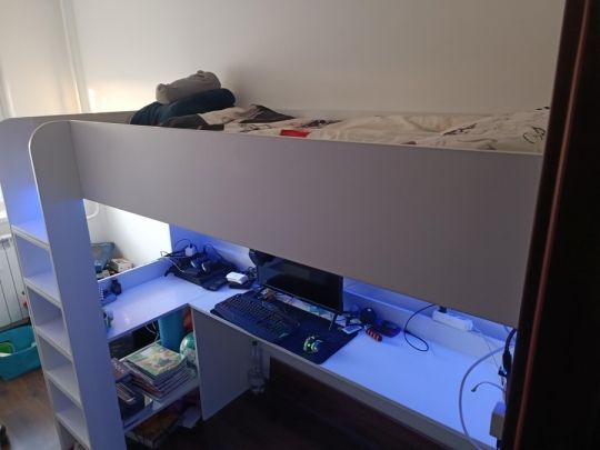 Fehér emeletes ágy, alul íróasztallal