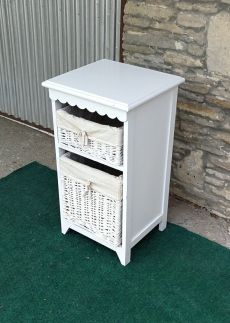 Fehér fiókos kis szekrény