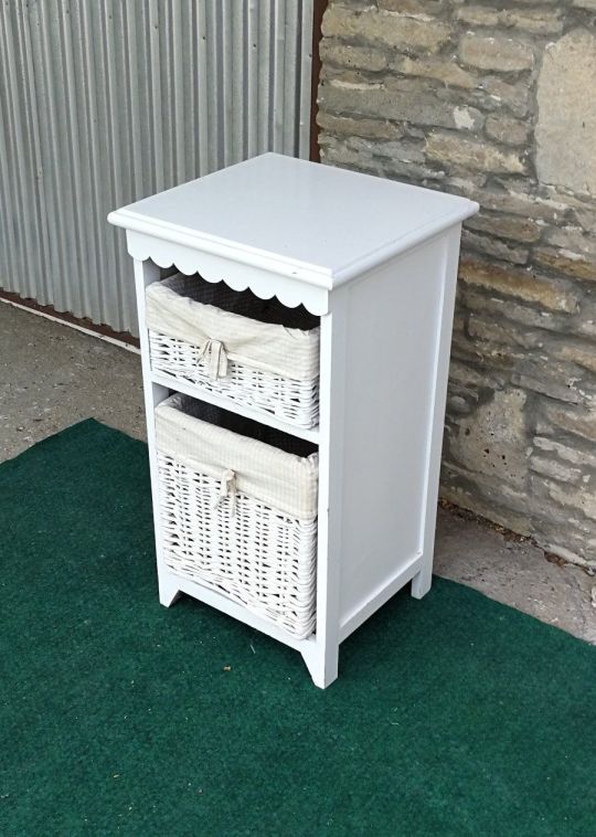 Fehér fiókos kis szekrény