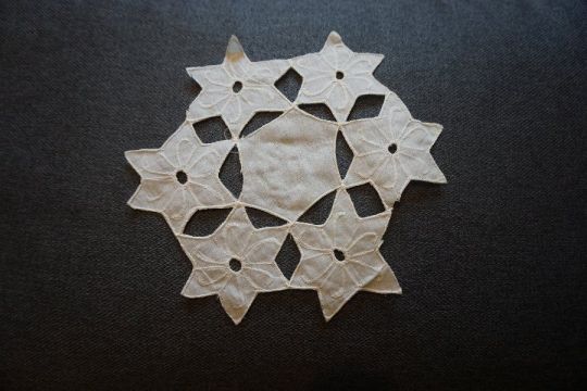 Fehér hímzett és szegett kis csipke alátét terítő eladó.