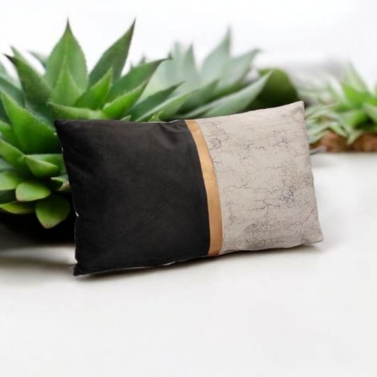 Fekete ekrü bársony párna arany mintával 50x30 cm