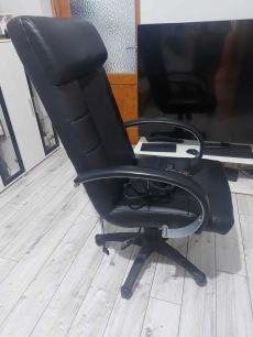 Fekete gurulós, irodai masszázsfotel, szék