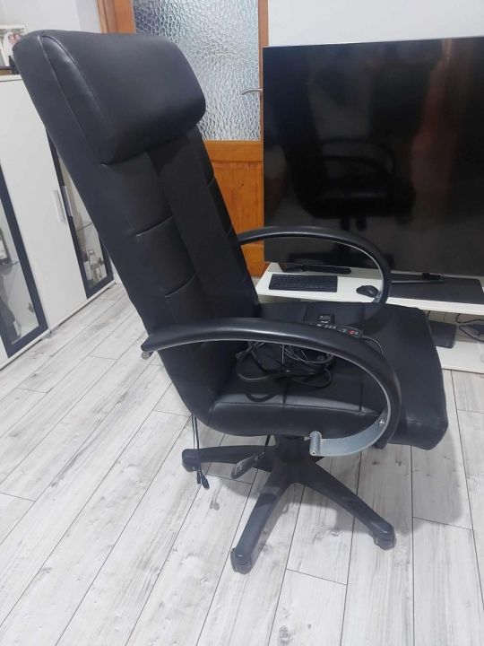 Fekete gurulós, irodai masszázsfotel, szék