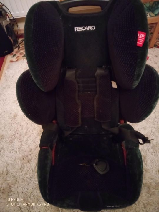 Fekete plüss RECARO gyereülés. Autóba rögzíthető,
