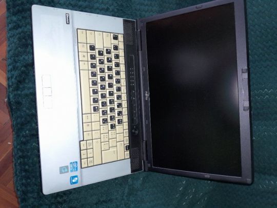 Felíjitott használt jó állapotú Fujitsu-Laptop
