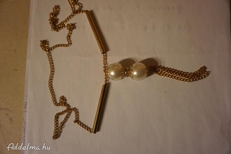 Fém nyaklánc 2 tenyésztett gyönggyel, gyöngyös medállal.
