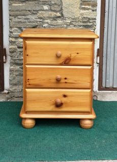 Fenyő éjjeliszekrény 3 fiókkal