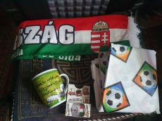 Football-mintás asztalterítő, pohár, címeres sál, arcfestő