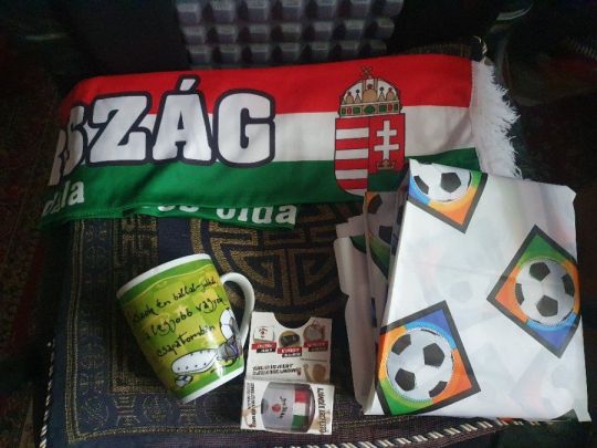 Football-mintás asztalterítő, pohár, címeres sál, arcfestő