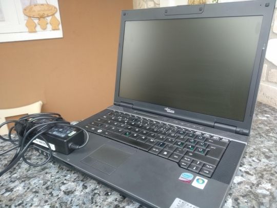 Fujitsu Esprimo laptop core 2 duo 4 gb rammal