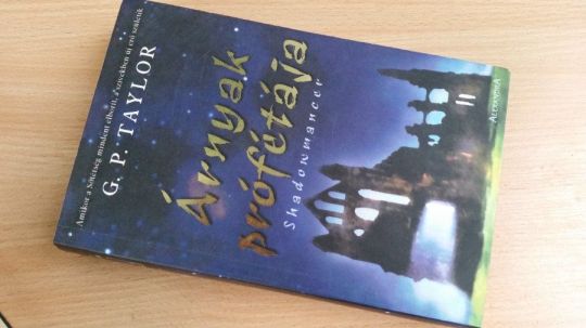 G.P.Taylor: Árnyak prófétája +L.Mcmaster Bujold: Chalion átka