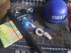 Gyerek swat-rendőr jelmez - sisak, tonfa, szemüveg, síp, füzet