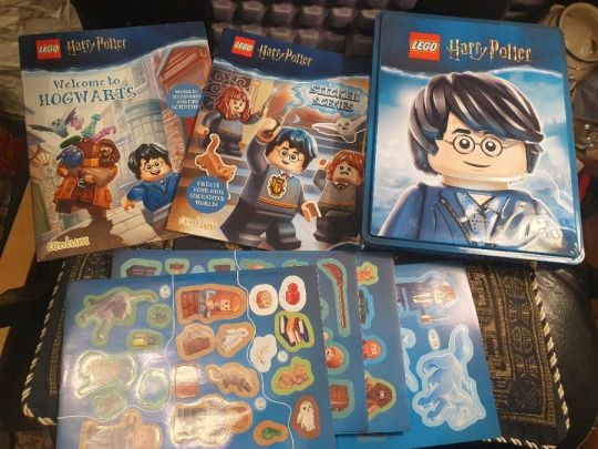 Harry Potter LEGO fémdoboz, levonók,könyvek, kitűzők,figura