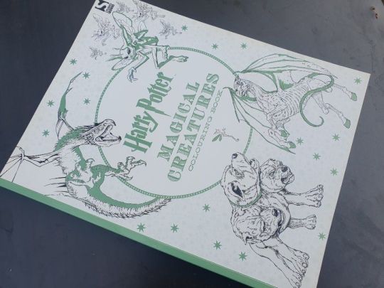 Harry Potter Magical creatures Colouring Book -színező+levonók