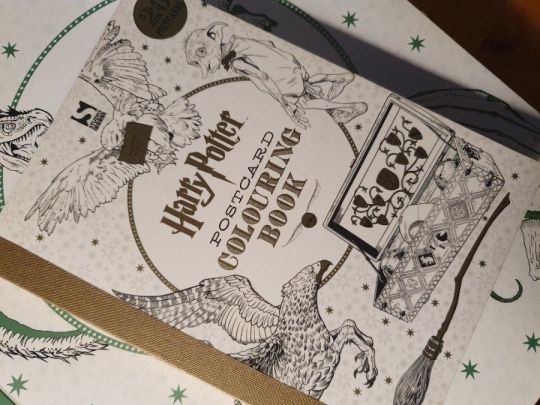 Harry Potter Postcard Coloring Book +varázspálca +kitűzők