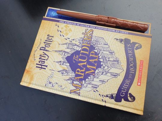 Harry Potter: The Marauder's Map Guide to Hogwarts+kulcstartó