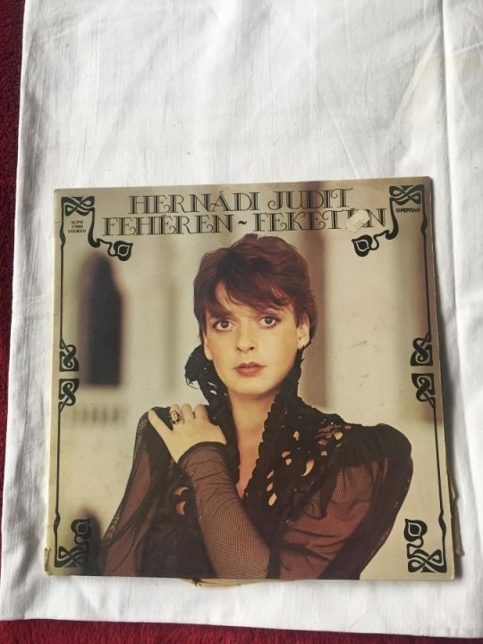 Hernádi Judit Fehéren-Feketén