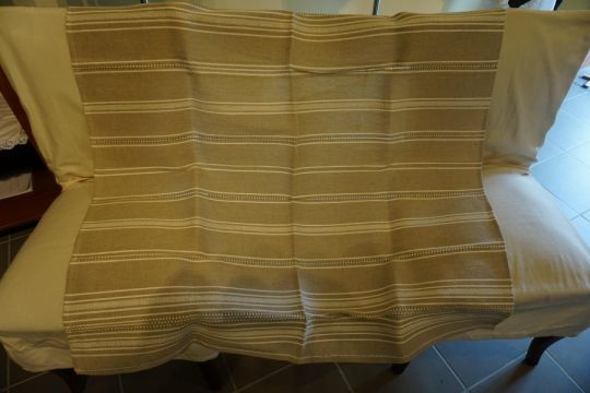 Hevesi háziipari drapp, fehér csíkmintás terítő szőttes eladó