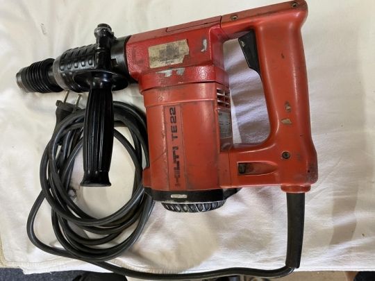 HILTI TE22 ütve fúró mellett, 22 db fúró szár