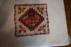 Hímzett színes 31x32 cm.-es virág mintás díszes terítő eladó