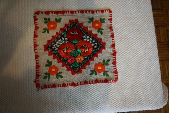 Hímzett színes 31x32 cm.-es virág mintás díszes terítő eladó