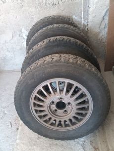 Honda HR-V gyári alu felnik 4 használható téli gumikkal