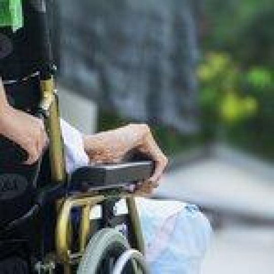 Idősotthonos ápolónő német tanulás lehetőségével