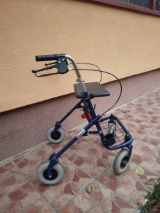 Járássegitö rollátor és más is