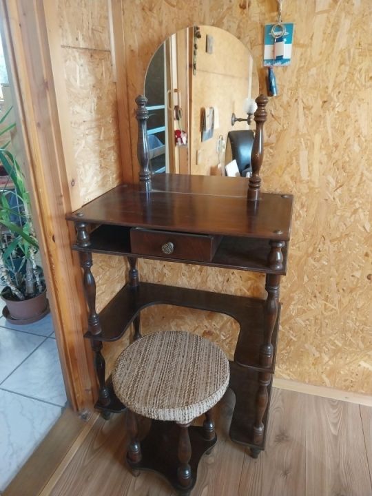 Jó állapotú fésülködőasztal eladó Tatabányán