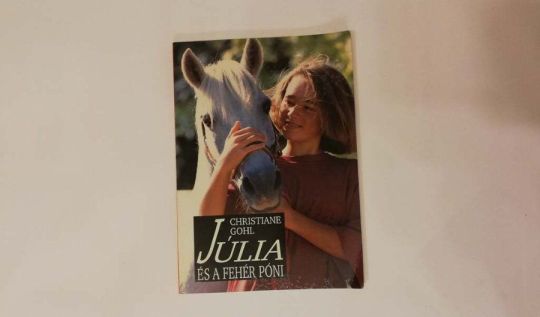 Júlia és a fehér póni
