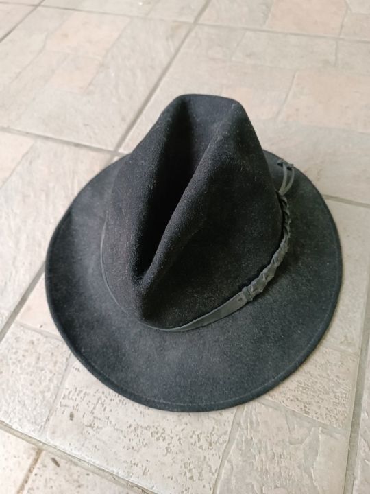 Kalap fekete színben