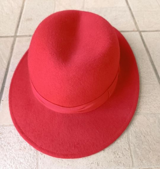 Kalap piros színben 54-es