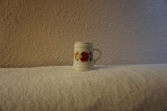Kalocsai porcelán sörös mini díszkorsó eladó.