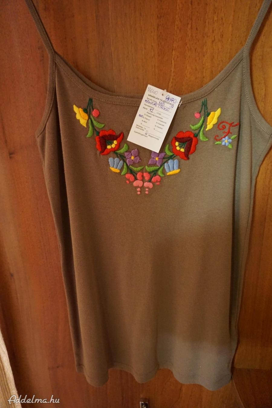Kalocsai színes népművész hímzéssel drapp női trikó eladó.
