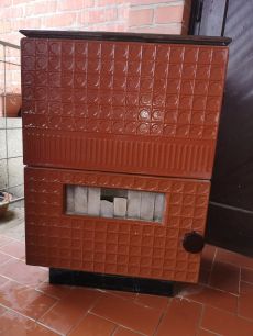 Kályha, vegyestüzelésű.