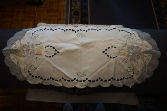 Karácsonyra riselt és hímzett asztali dísz terítő eladó.