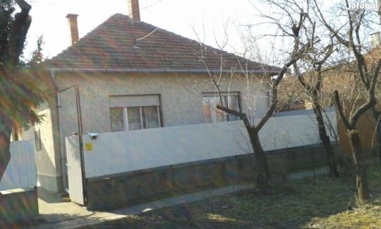 Kertes ház csendes környéken eladó!