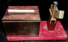 Kézi faragásokkal díszített fa cigaretta adagoló