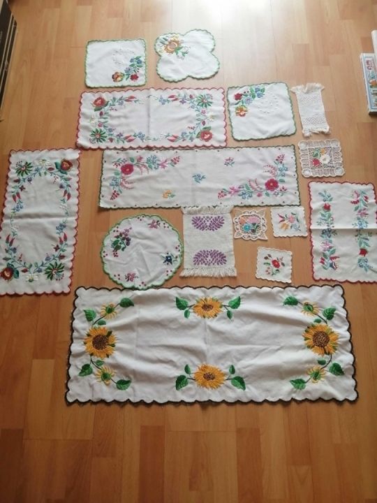 Kézi hímzésű terítők, konyharuhák, függönyök stb. eladók