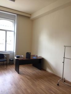 Kiadó irodák a Semmelweis utcában