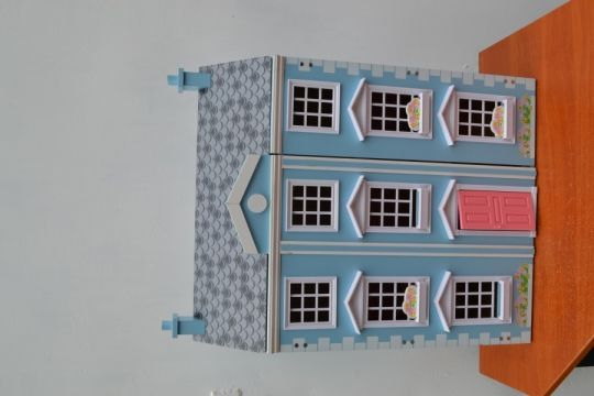 Kinyitható babaház műanyag ajtóval, ablakokkal