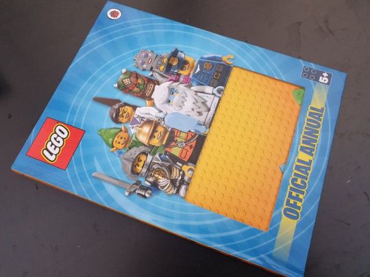 LEGO -The Official Annual 2015 + LEGO Ninjago Brickmaster