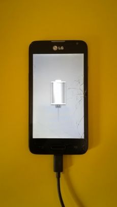 LG D280n mobil, csak a lógóig jut, kijelző törött