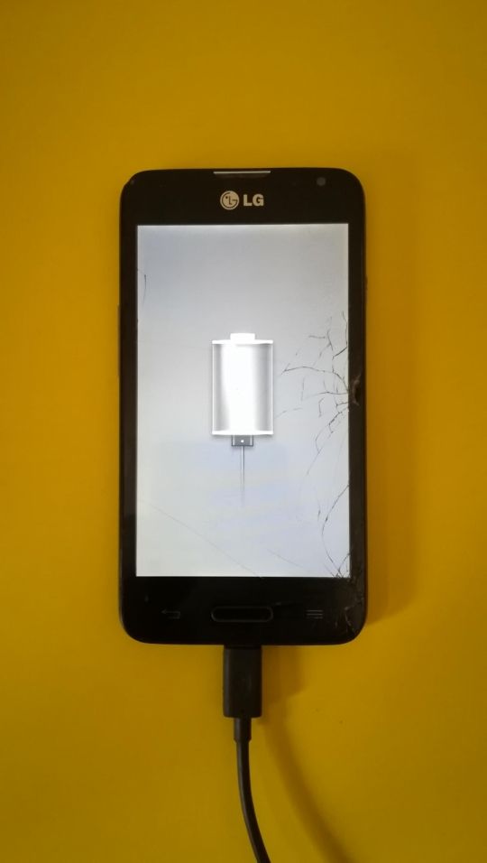 LG   D280n mobil, csak a lógóig jut, kijelző törött